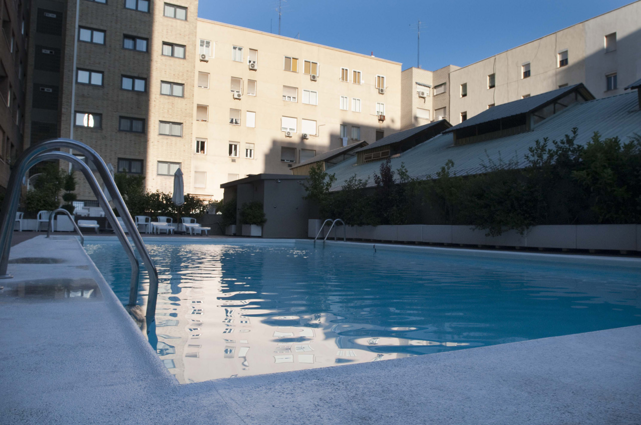 Swimming pool and solarium