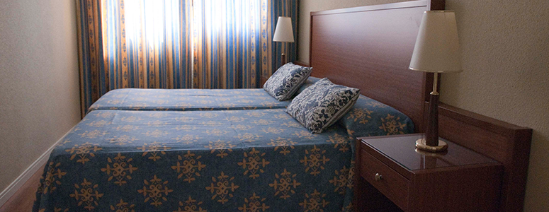 Imagen Dormitorio con dos camas individuales Apartamento Estandar Juan Bravo