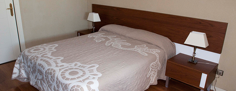 Imagen dormitorio con cama de matrimonio Apartamento Superior Juan Bravo